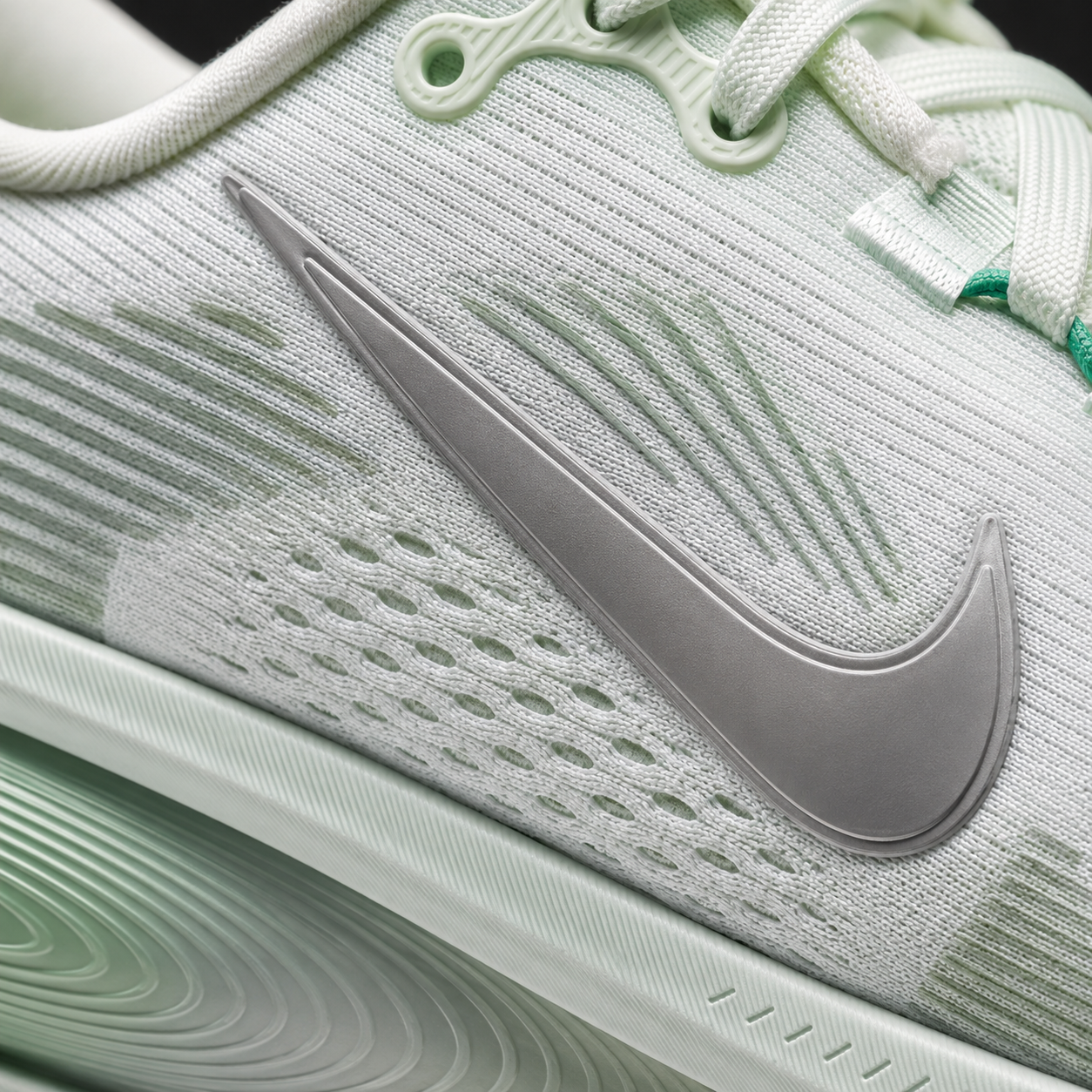 Nike Vomero 18 Barely Green Steam, detalle de logo y material — Crazy!Duck Hype