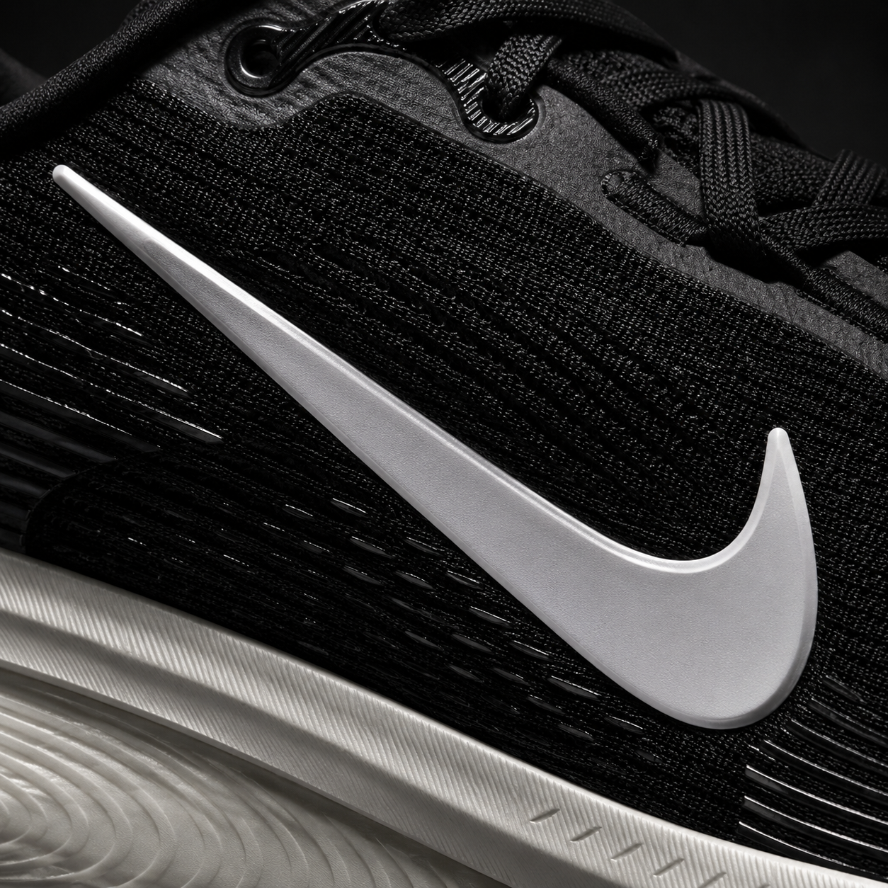 Nike Vomero 18 Black Summit White, detalle de logo y material — Crazy!Duck Hype