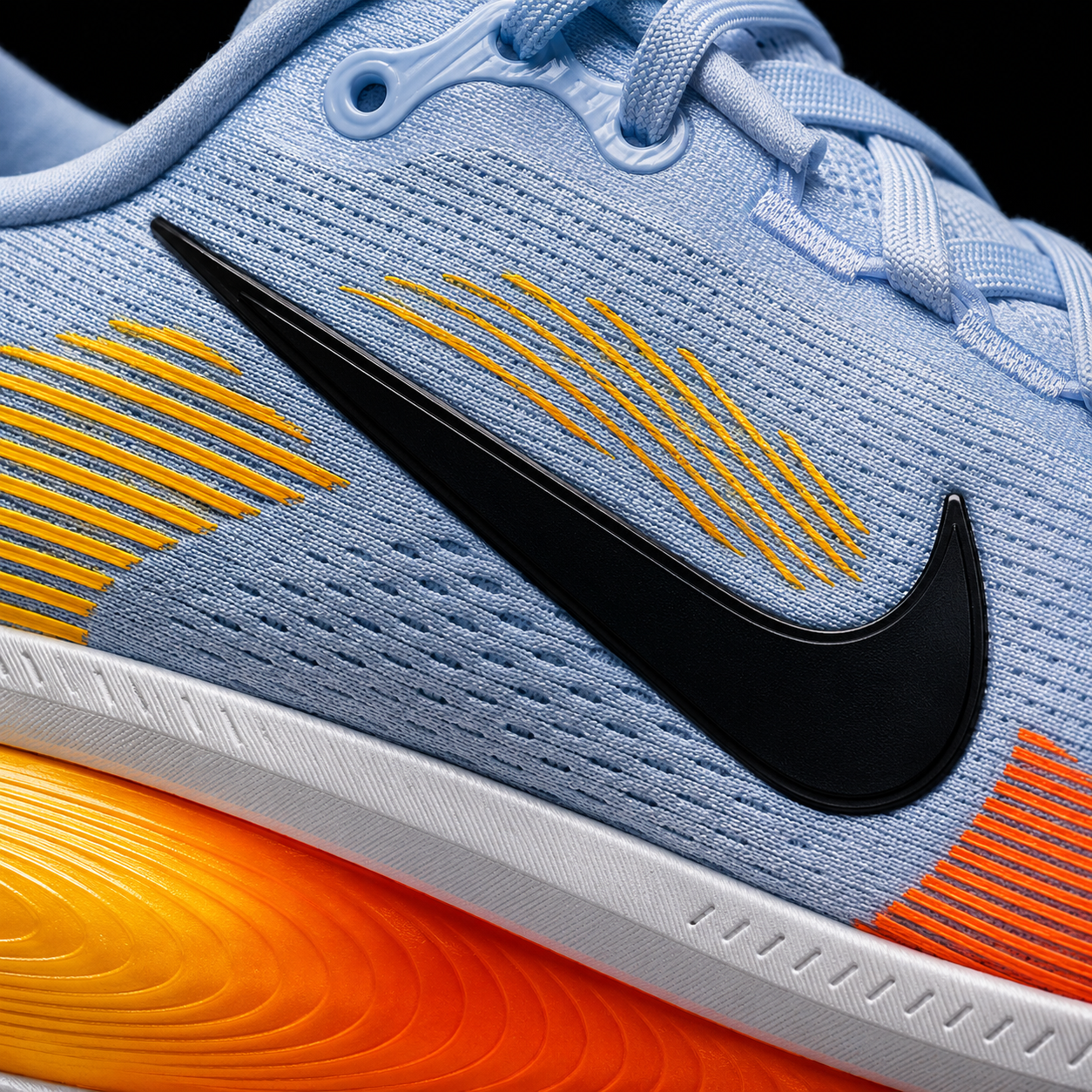 Nike Vomero 18 Blue Orange Black, detalle de logo y material — Crazy!Duck Hype