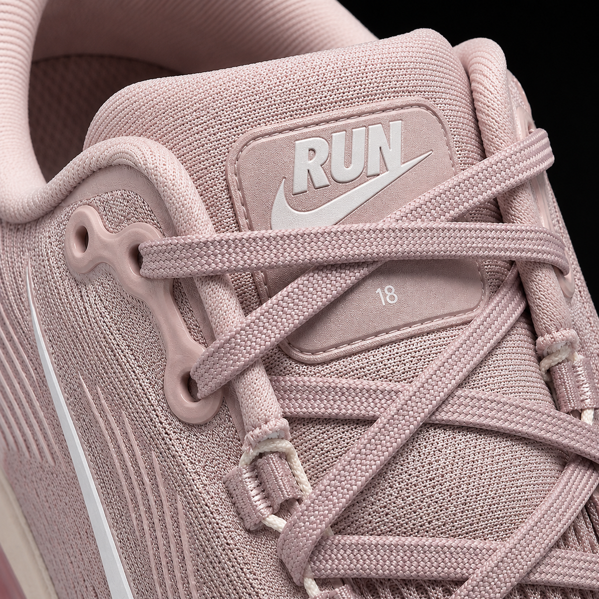 Nike Vomero 18 Chalk Red Stardust, detalle de agujetas — Crazy!Duck Hype