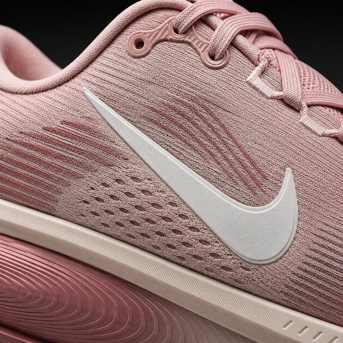 Nike Vomero 18 Chalk Red Stardust, detalle de logo y material — Crazy!Duck Hype