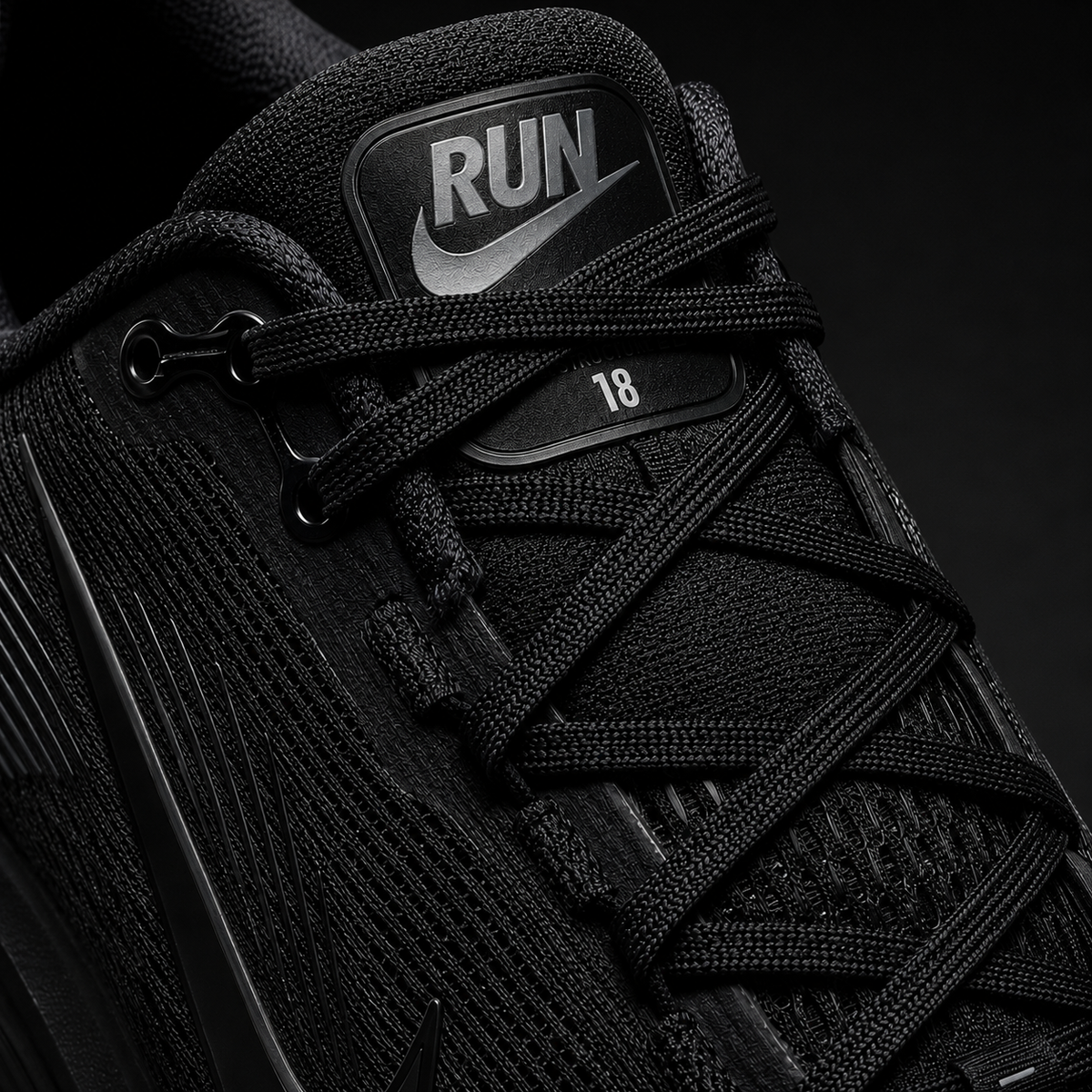 Nike Vomero 18 Dark Smoke Black, detalle de agujetas — Crazy!Duck Hype
