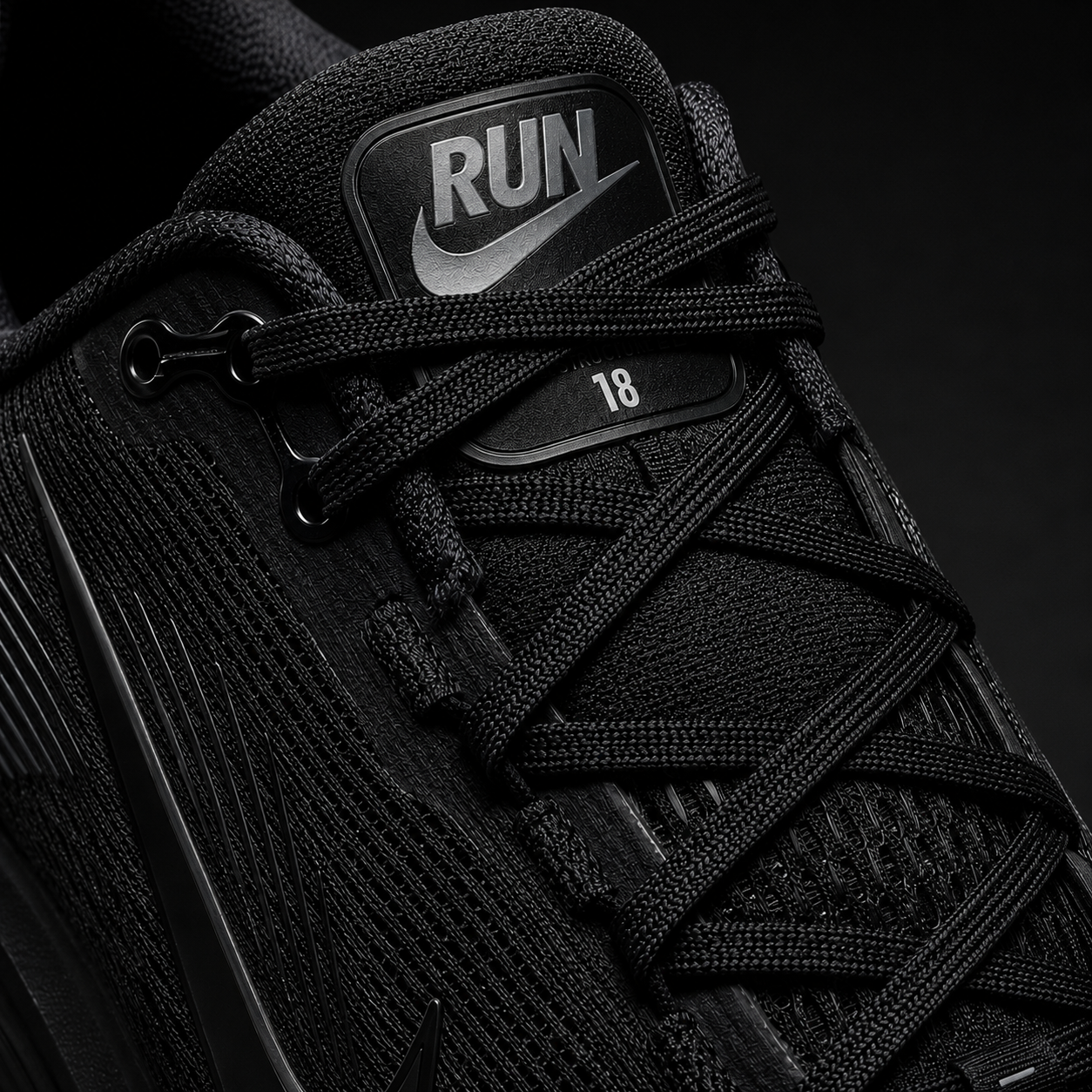 Nike Vomero 18 Dark Smoke Black, detalle de agujetas — Crazy!Duck Hype