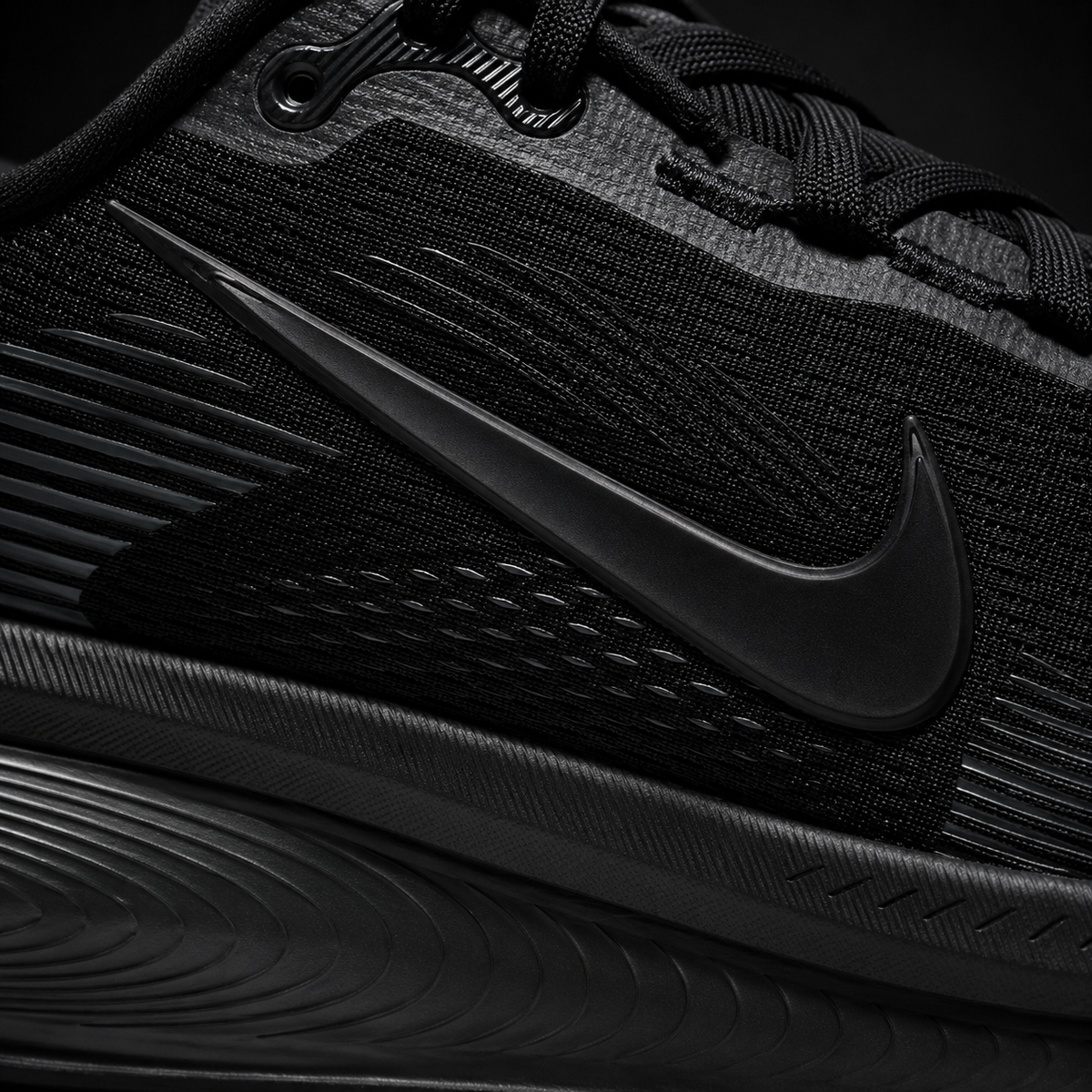 Nike Vomero 18 Dark Smoke Black, detalle de logo y material — Crazy!Duck Hype