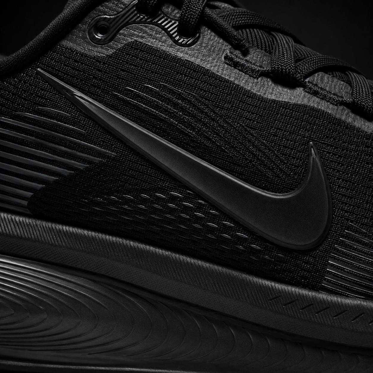 Nike Vomero 18 Dark Smoke Black, detalle de logo y material — Crazy!Duck Hype