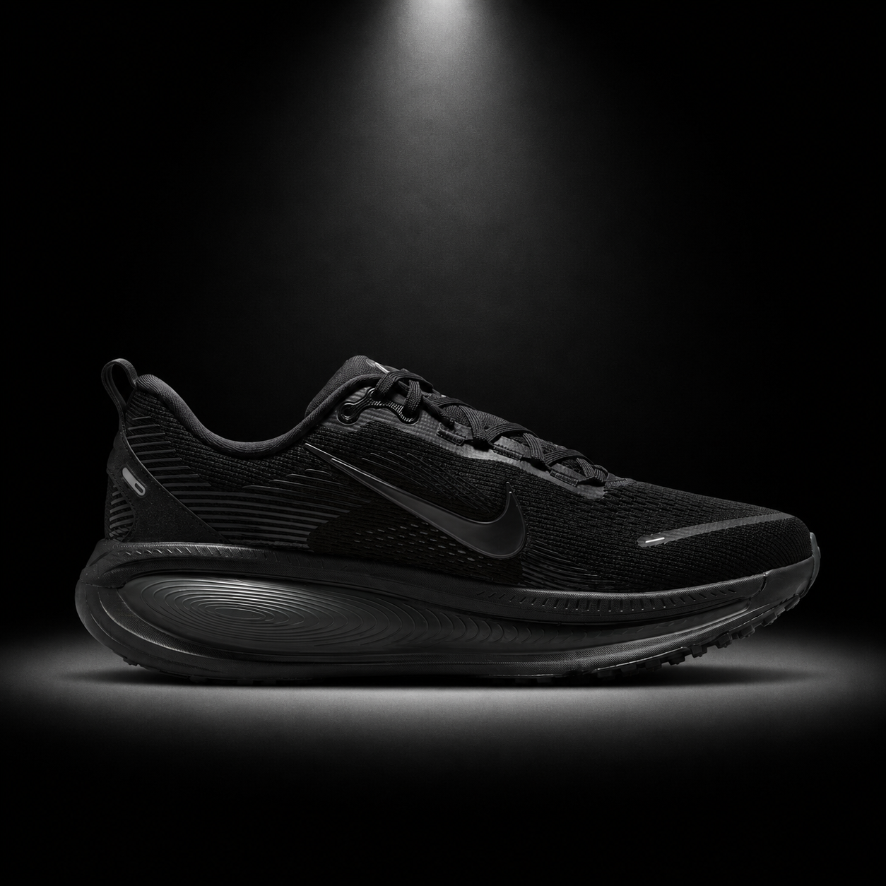 Nike Vomero 18 Dark Smoke Black, vista lateral — Crazy!Duck Hype
