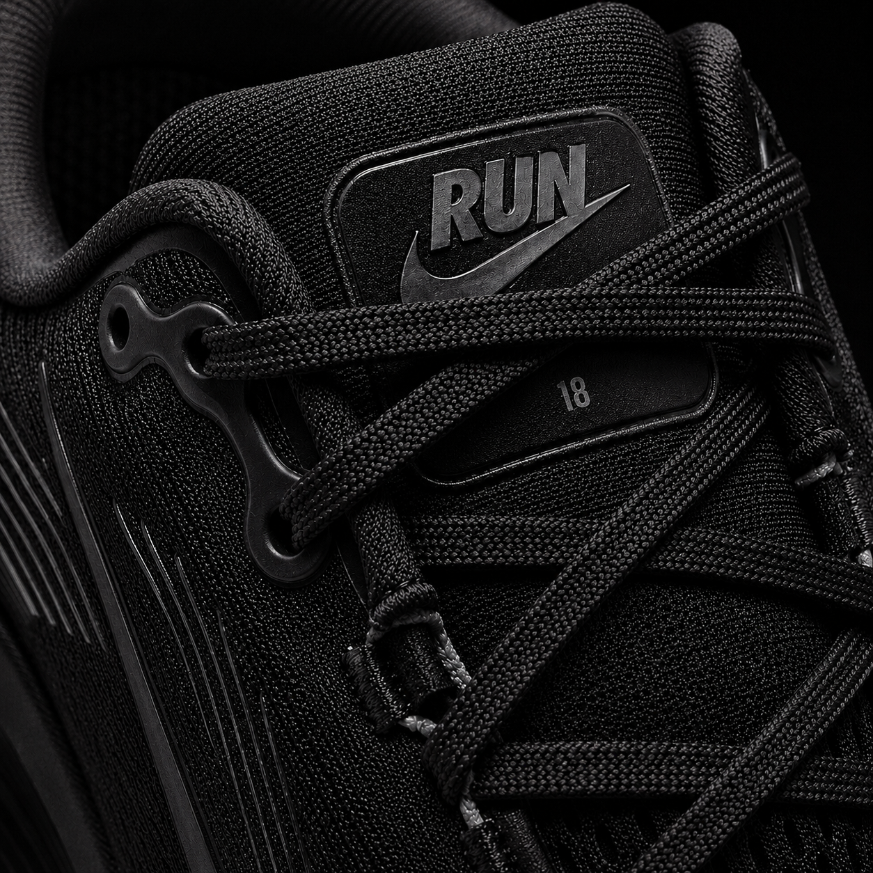 Nike Vomero 18 Dark Smoke Grey Black, detalle de agujetas — Crazy!Duck Hype