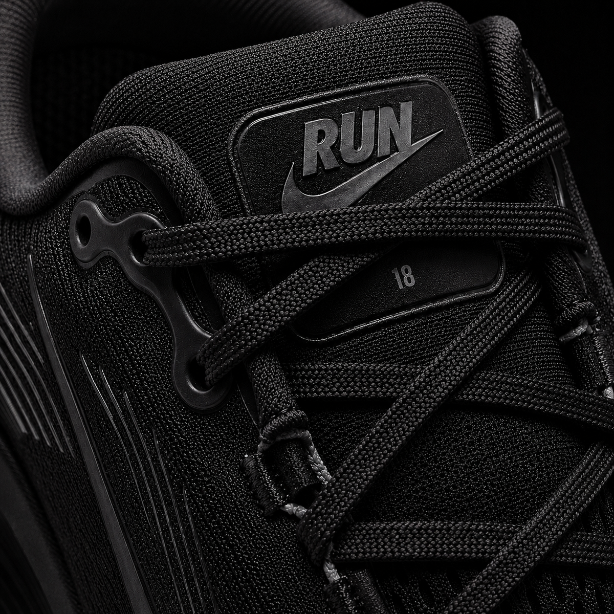 Nike Vomero 18 Dark Smoke Grey Black, detalle de agujetas — Crazy!Duck Hype