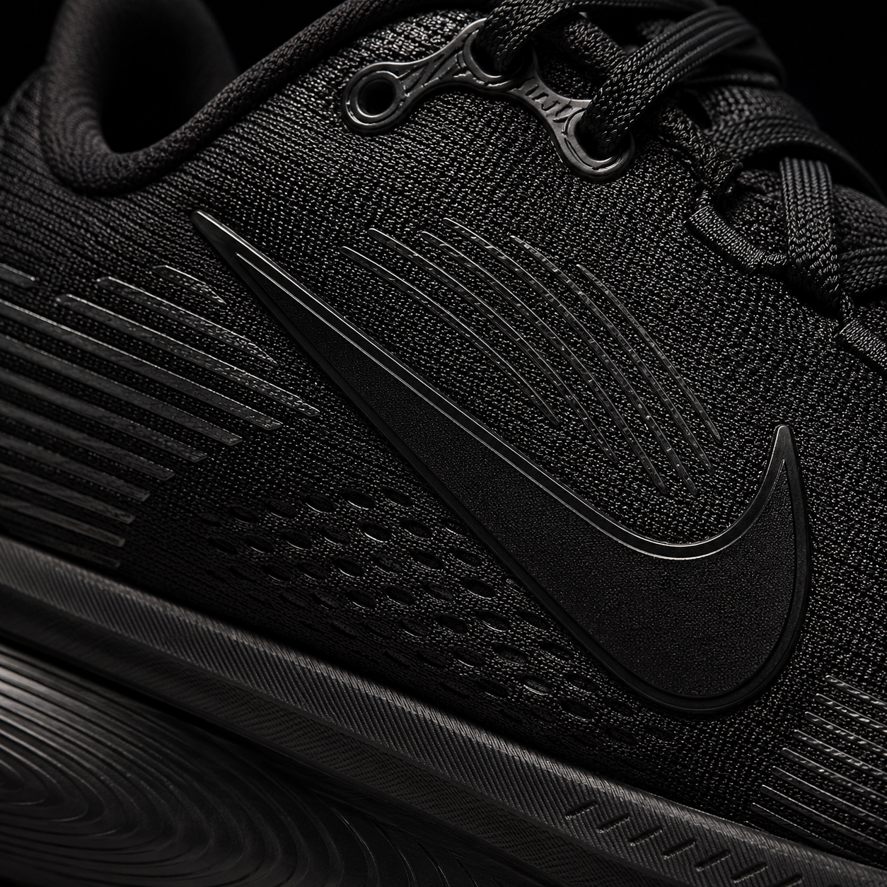 Nike Vomero 18 Dark Smoke Grey Black, detalle de logo y material — Crazy!Duck Hype