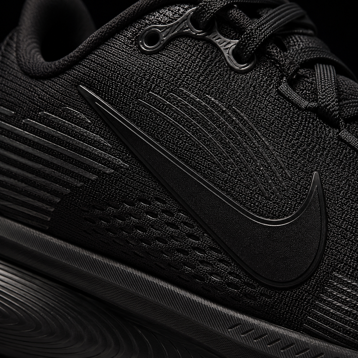 Nike Vomero 18 Dark Smoke Grey Black, detalle de logo y material — Crazy!Duck Hype