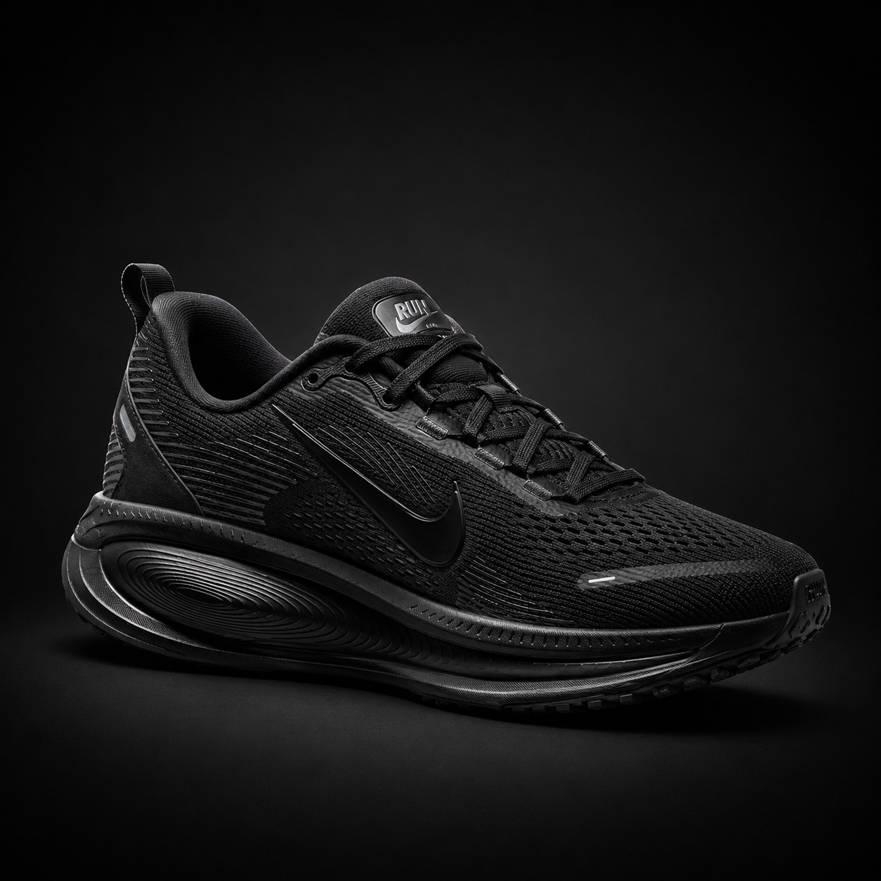 Nike Vomero 18 Dark Smoke Grey Black, vista frontal — Crazy!Duck Hype