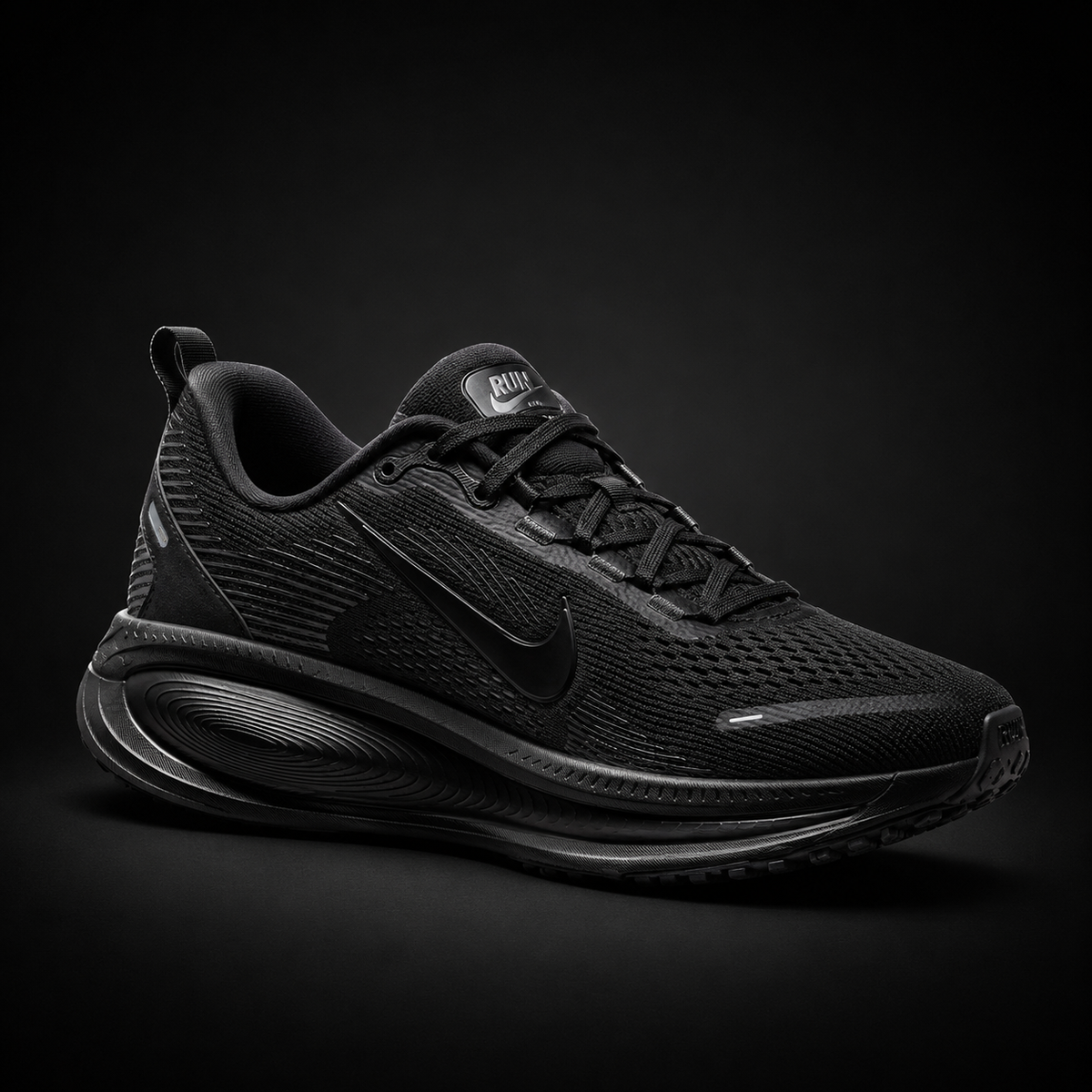 Nike Vomero 18 Dark Smoke Grey Black, vista frontal — Crazy!Duck Hype