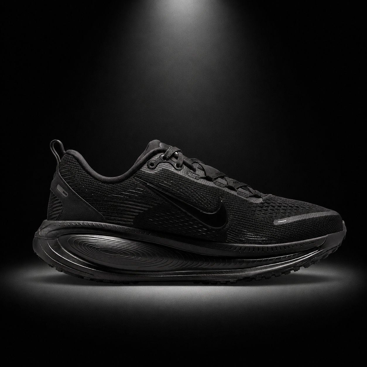 Nike Vomero 18 Dark Smoke Grey Black, vista lateral — Crazy!Duck Hype