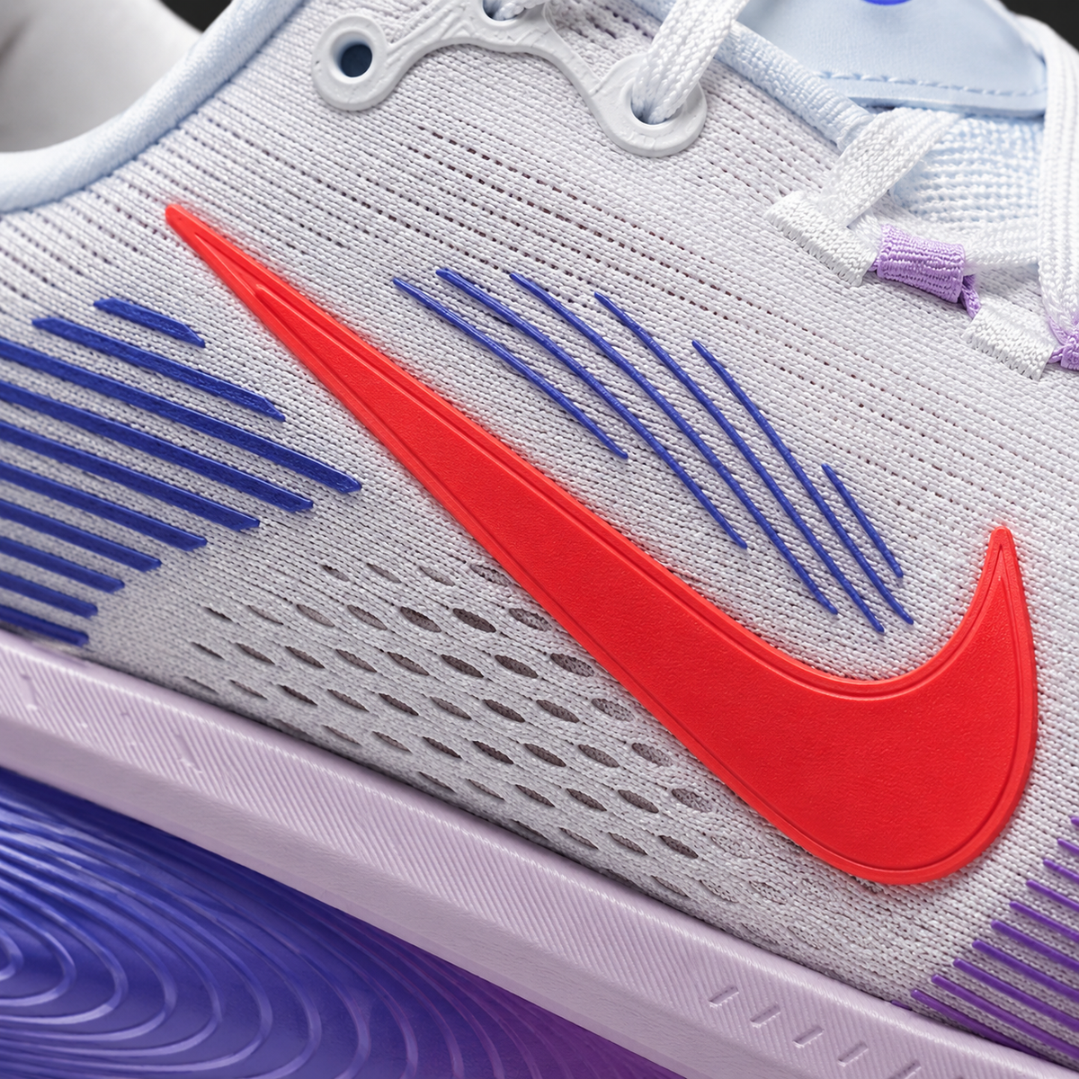 Nike Vomero 18 Hot Lava Violet Mist, detalle de logo y material — Crazy!Duck Hype