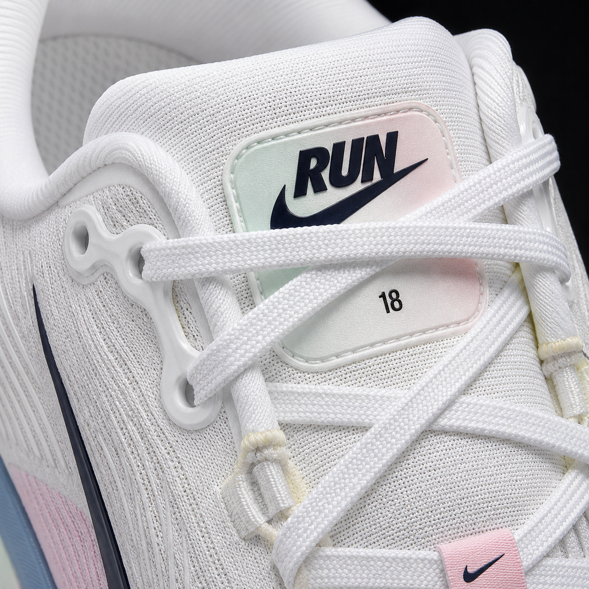 Nike Vomero 18 Midnight Navy Work Blue, detalle de agujetas — Crazy!Duck Hype