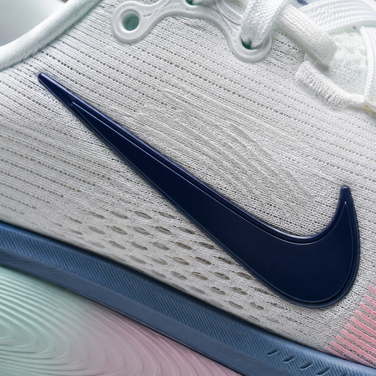 Nike Vomero 18 Midnight Navy Work Blue, detalle de logo y material — Crazy!Duck Hype
