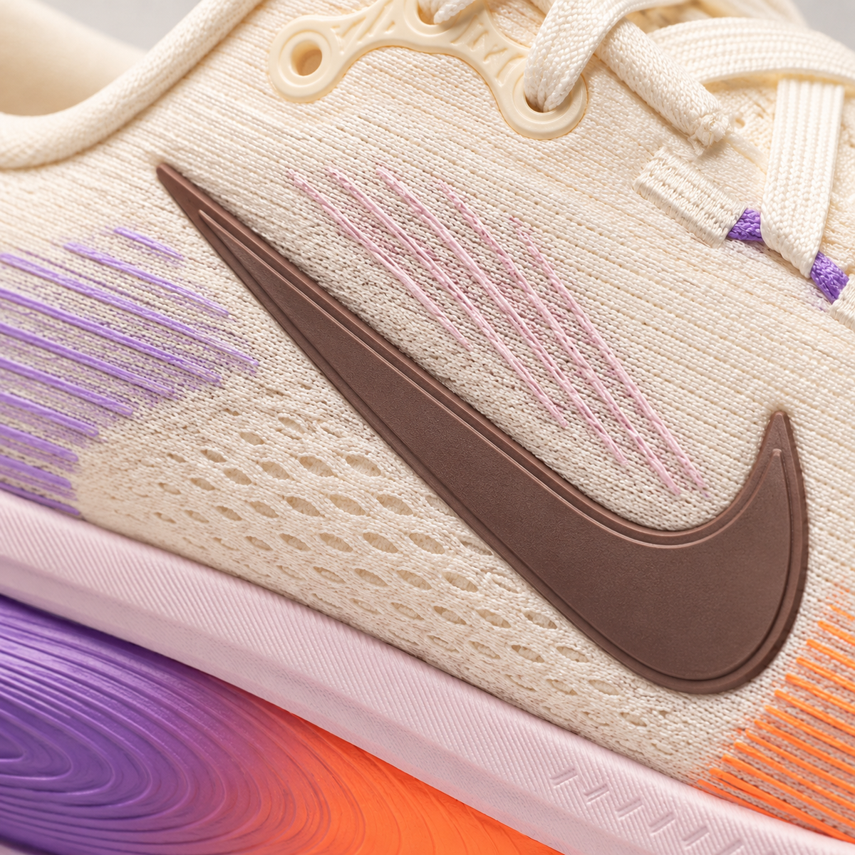 Nike Vomero 18 Pink Foam Tattoo, detalle de logo y material — Crazy!Duck Hype