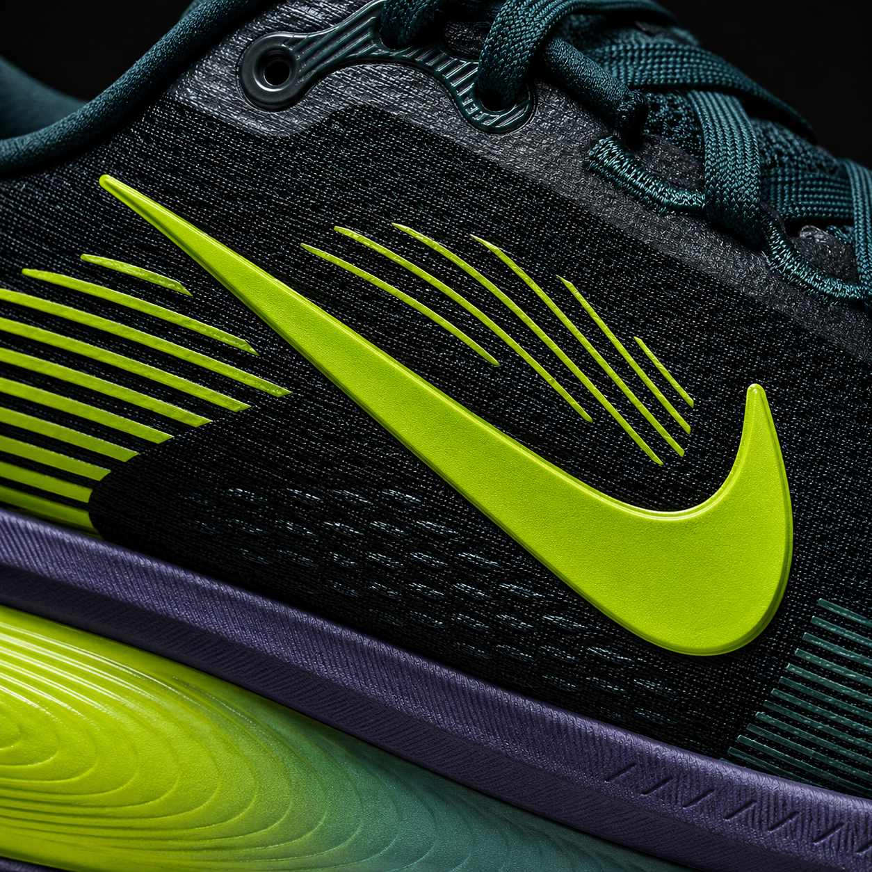 Nike Vomero 18 Seaweed Cannon Volt, detalle de logo y material — Crazy!Duck Hype