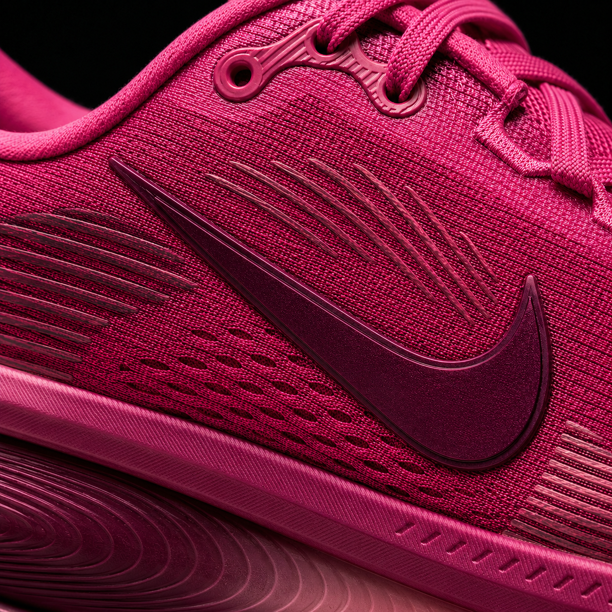 Nike Vomero 18 Sweet Beet Bordeaux, detalle de logo y material — Crazy!Duck Hype
