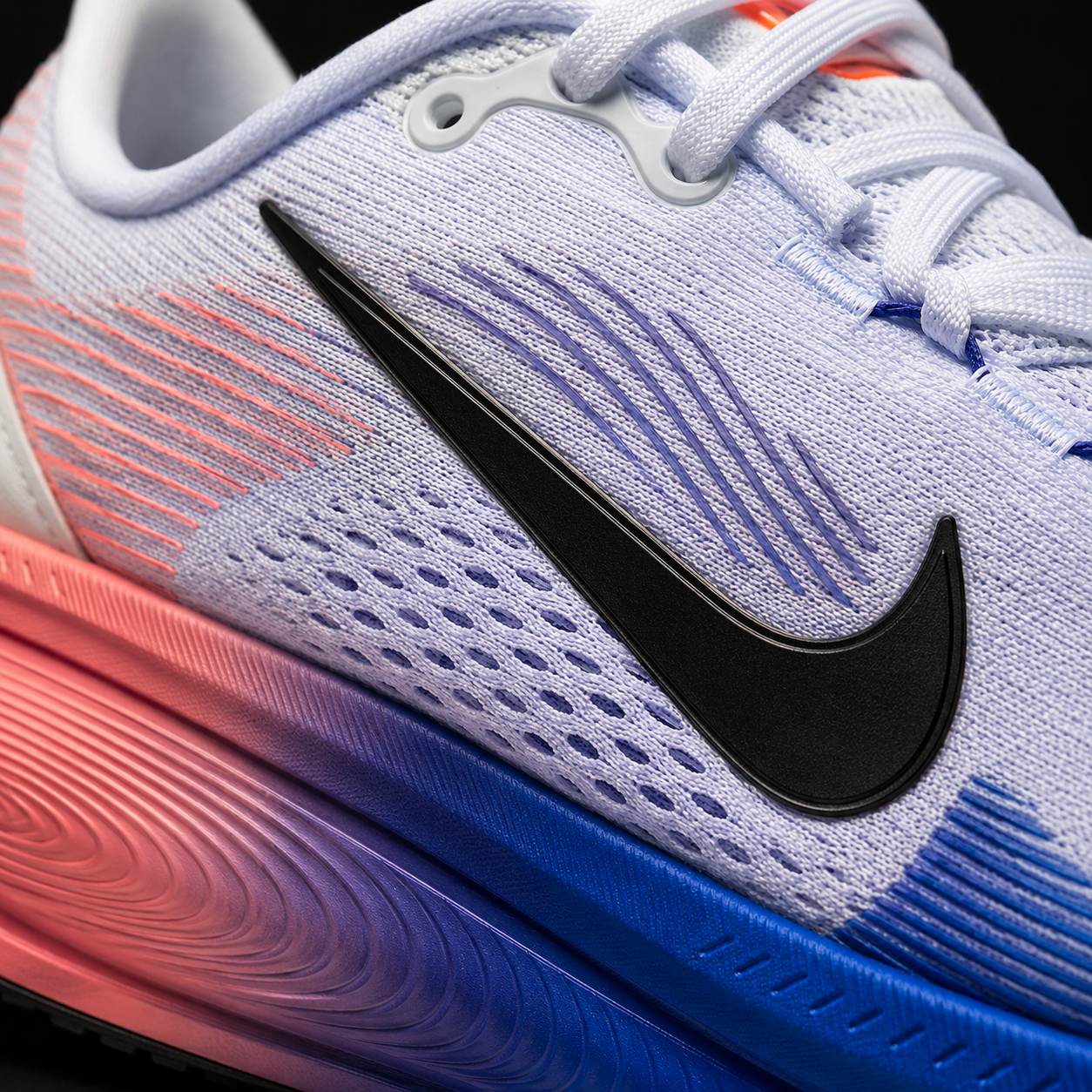 Nike Vomero 18 White Black Racer Blue, detalle de logo y material — Crazy!Duck Hype