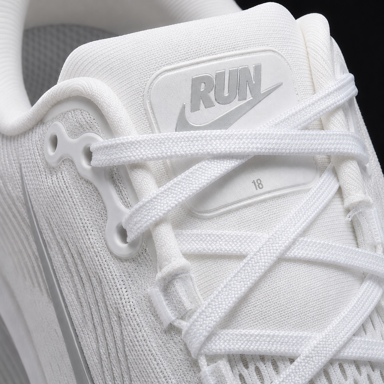 Nike Vomero 18 White Metallic Silver, detalle de agujetas — Crazy!Duck Hype