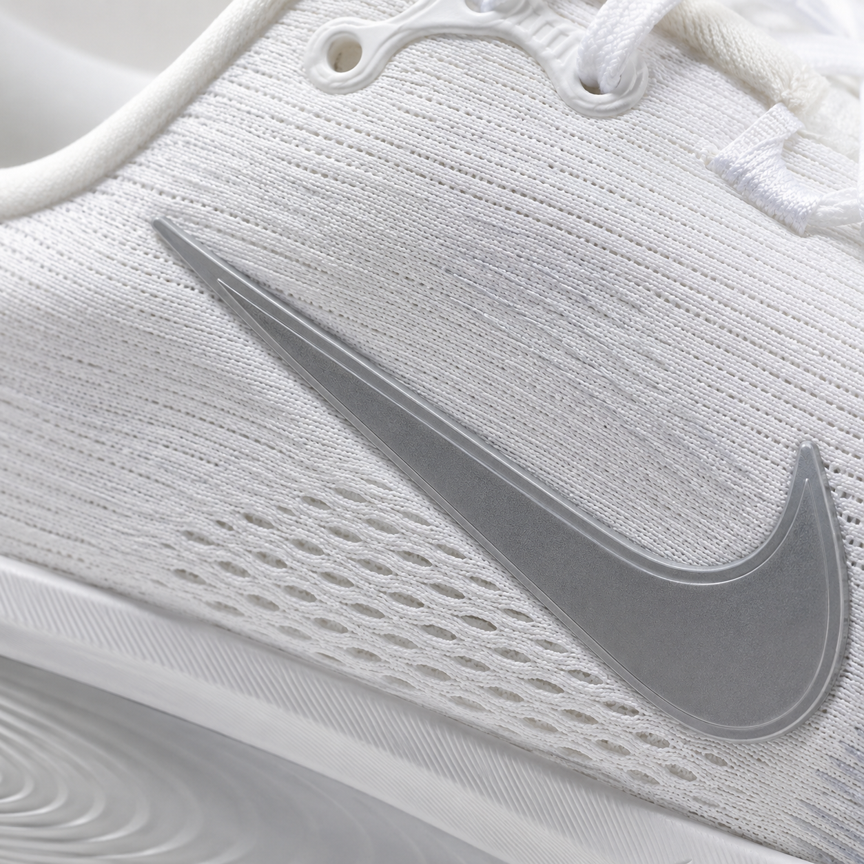 Nike Vomero 18 White Metallic Silver, detalle de logo y material — Crazy!Duck Hype