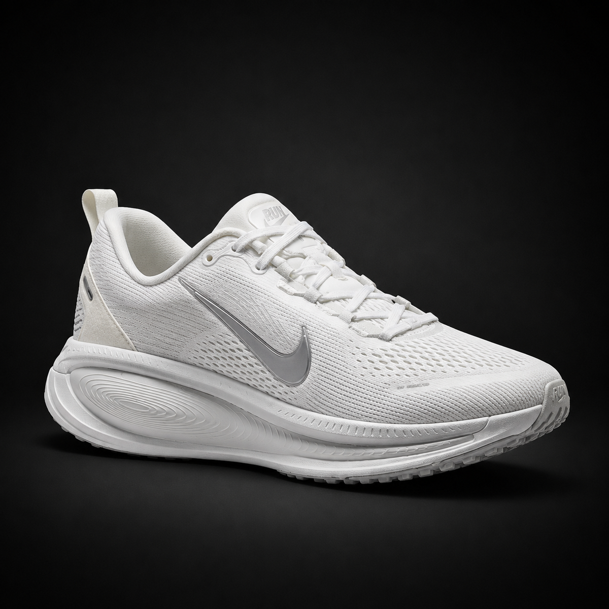 Nike Vomero 18 White Metallic Silver, vista frontal — Crazy!Duck Hype