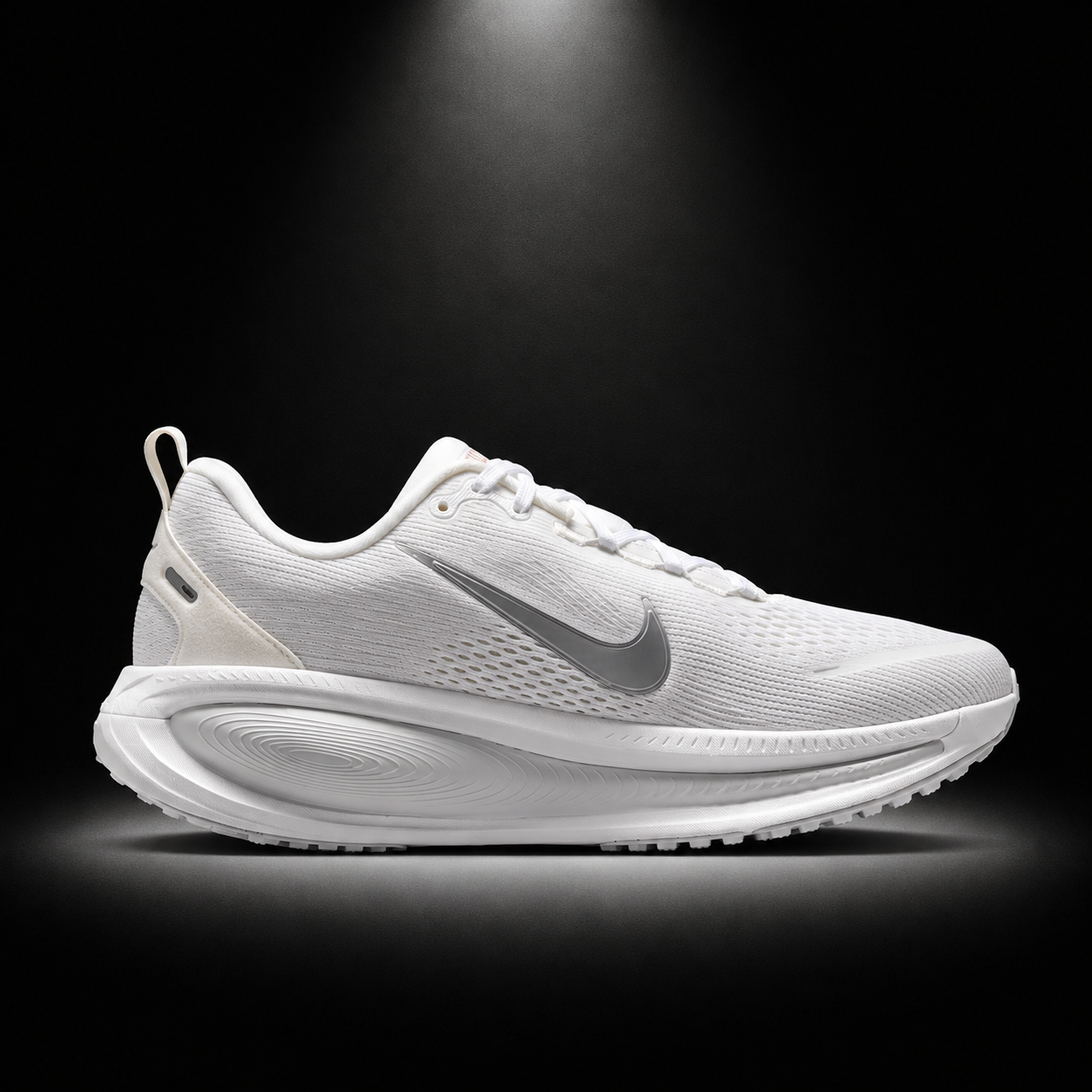 Nike Vomero 18 White Metallic Silver, vista lateral — Crazy!Duck Hype