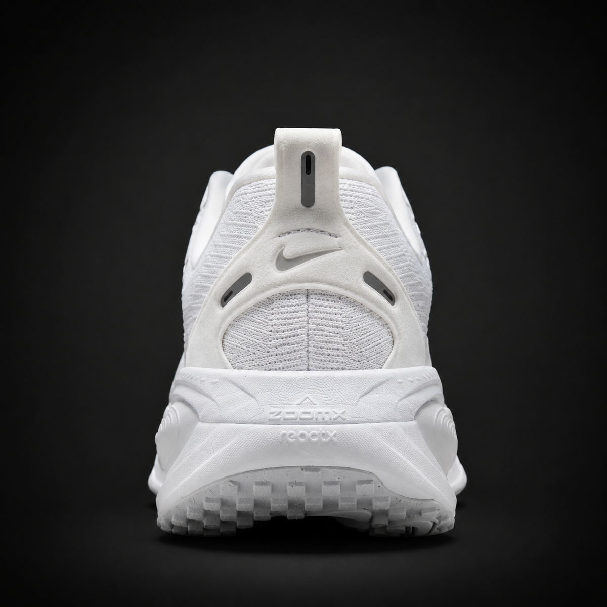 Nike Vomero 18 White Metallic Silver, vista trasera — Crazy!Duck Hype