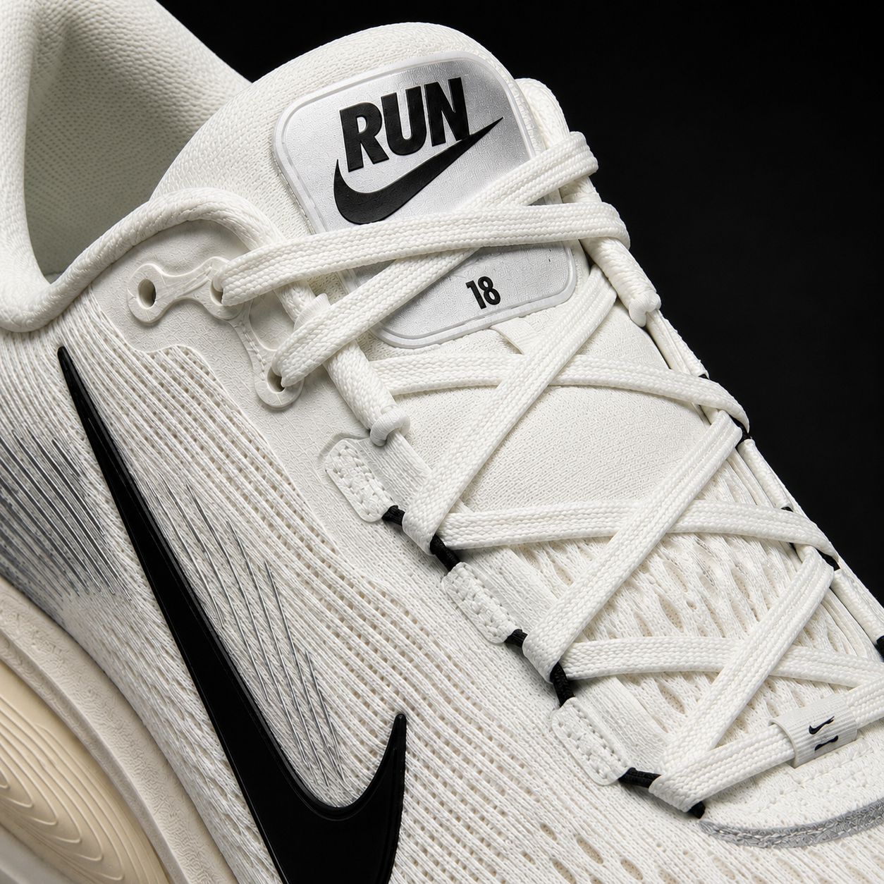 Nike Vomero 18 White Summit Black, detalle de agujetas — Crazy!Duck Hype