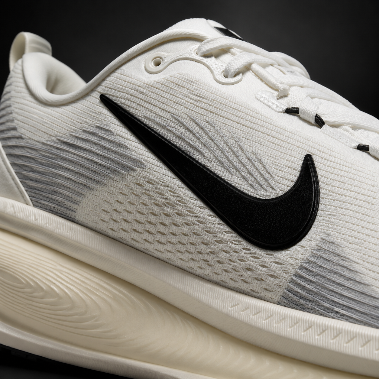 Nike Vomero 18 White Summit Black, detalle de logo y material — Crazy!Duck Hype