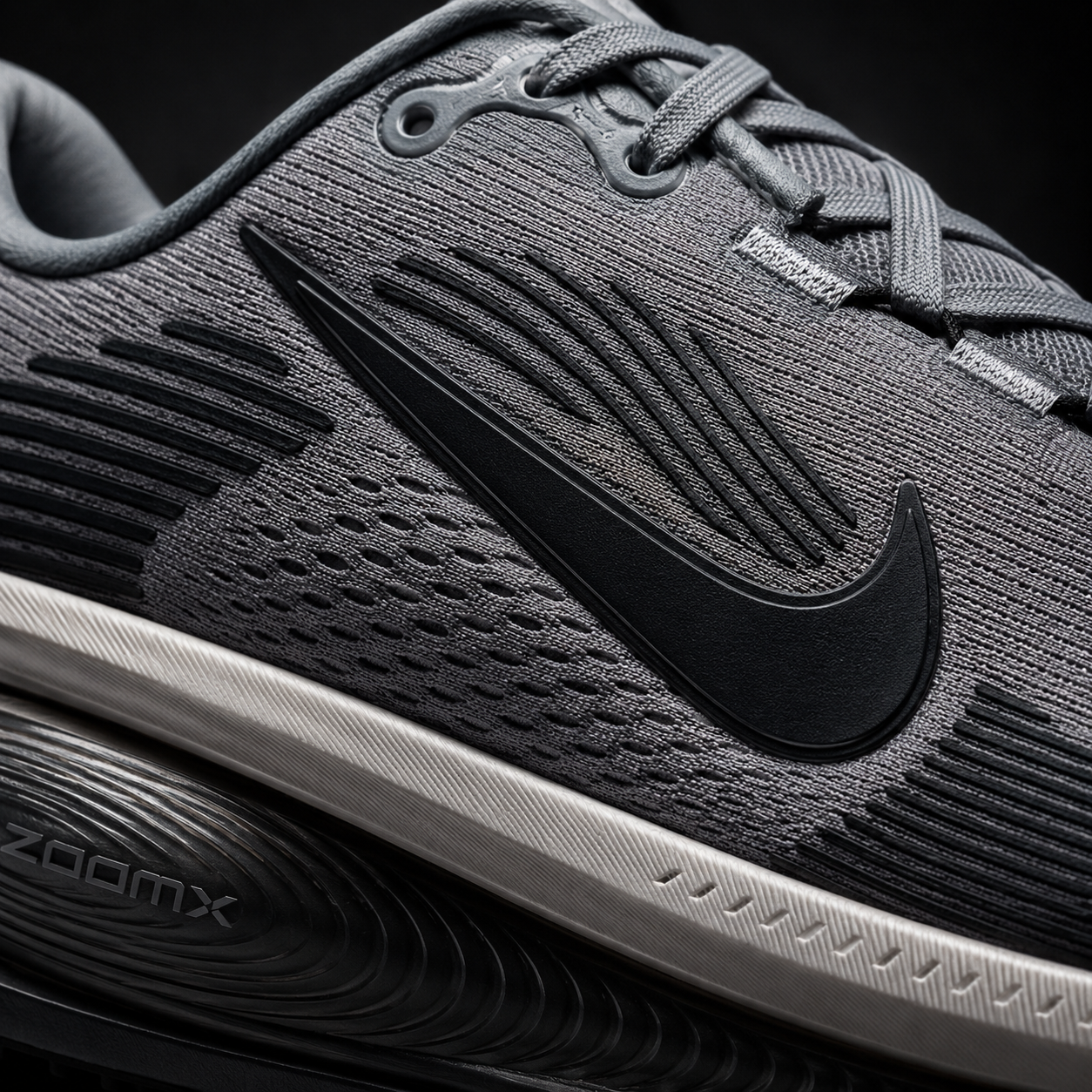 Nike Vomero 18 White Wolf Grey, detalle de logo y material — Crazy!Duck Hype