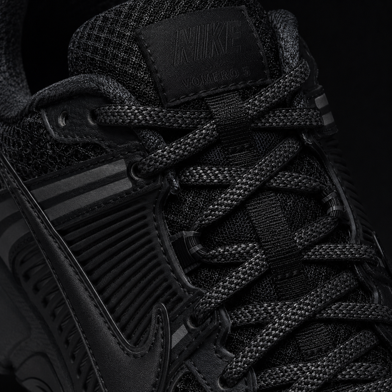 Nike Vomero 5 Black Black, detalle de agujetas — Crazy!Duck Hype