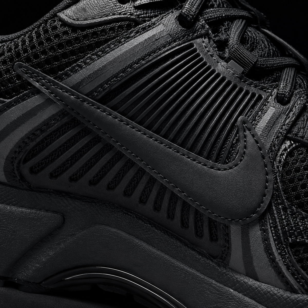 Nike Vomero 5 Black Black, detalle de logo y material — Crazy!Duck Hype