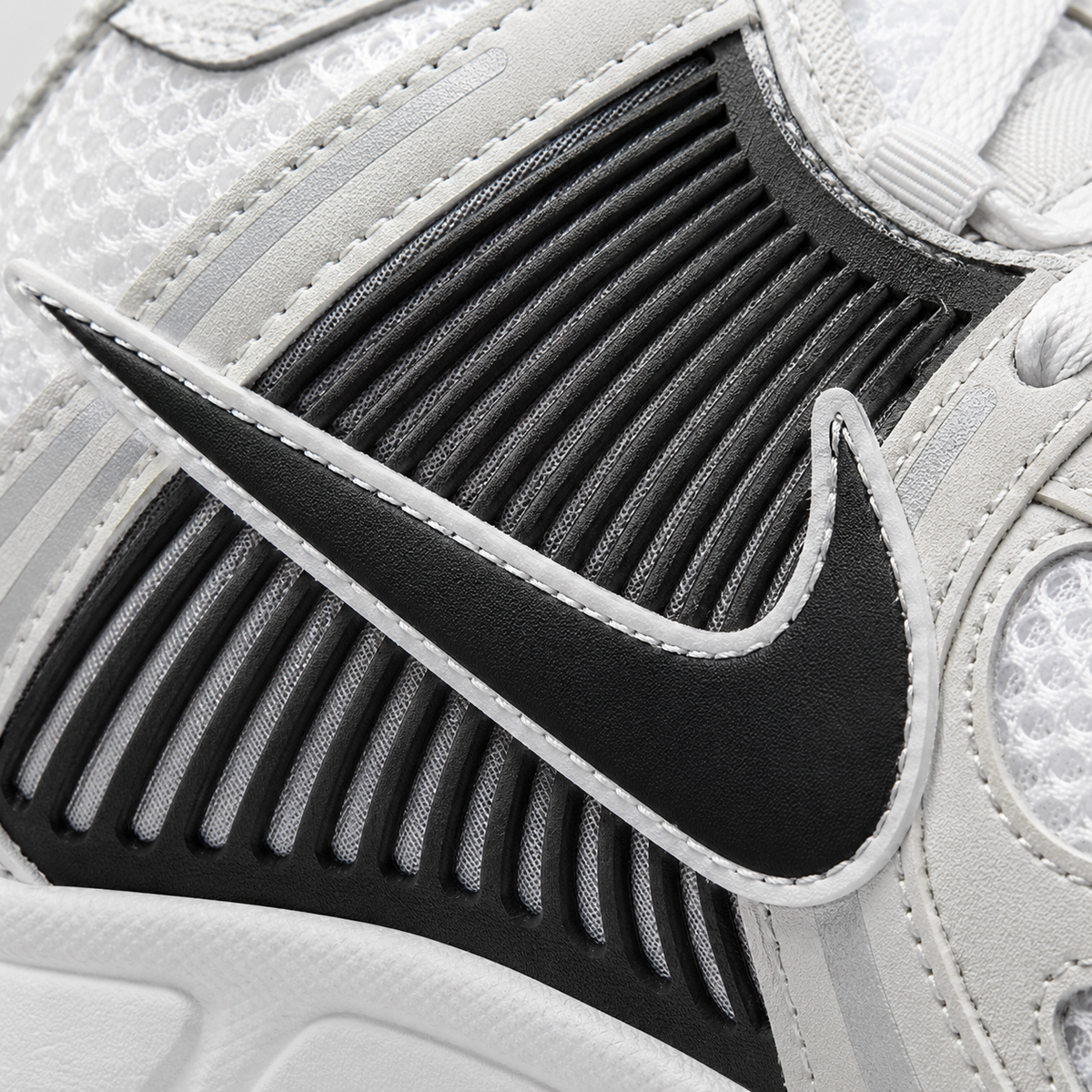 Nike Vomero 5 Black White Platinum, detalle de logo y material — Crazy!Duck Hype