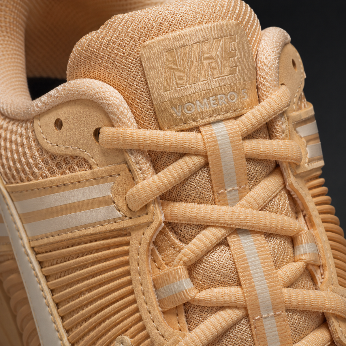 Nike Vomero 5 Gold Celestial, detalle de agujetas — Crazy!Duck Hype