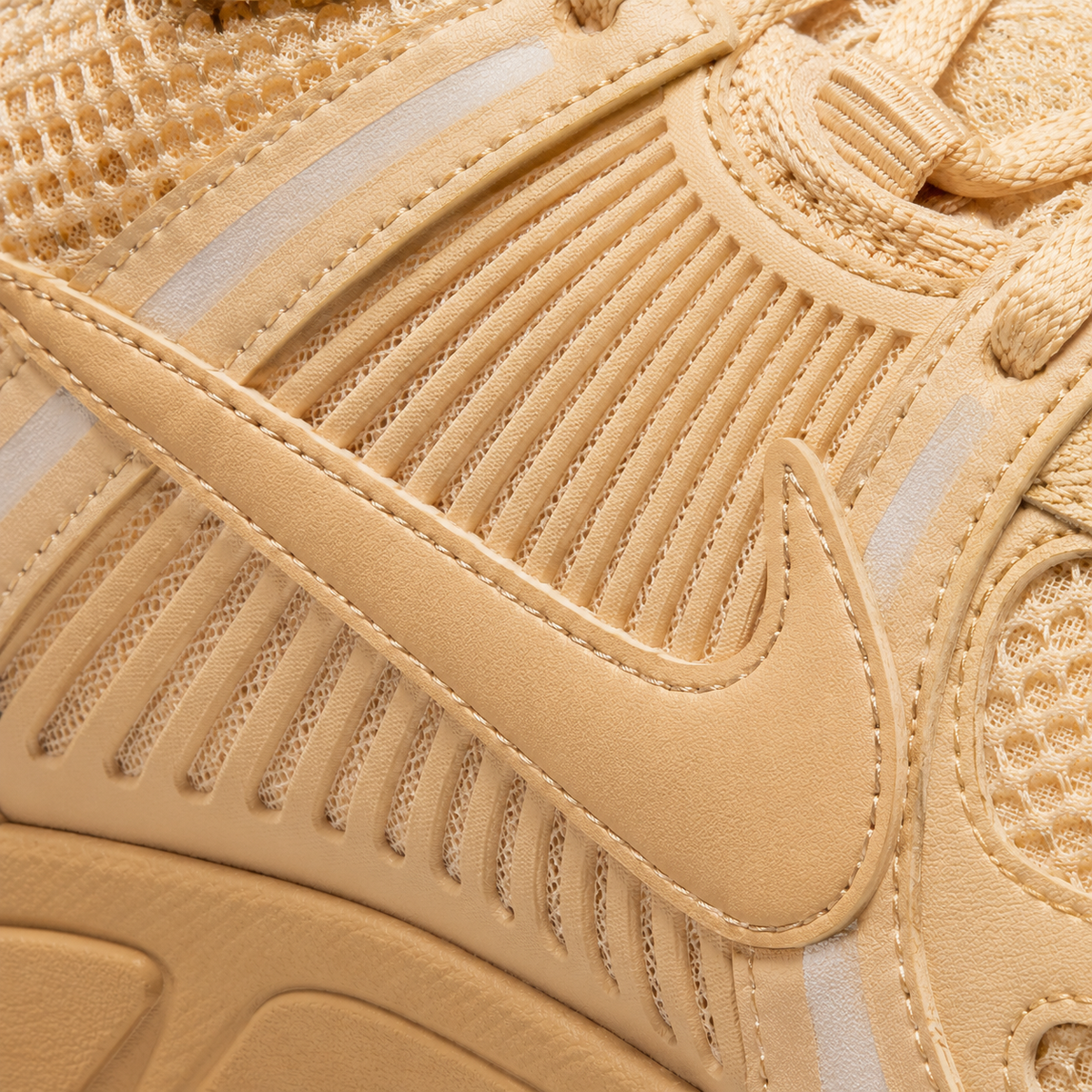 Nike Vomero 5 Gold Celestial, detalle de logo y material — Crazy!Duck Hype