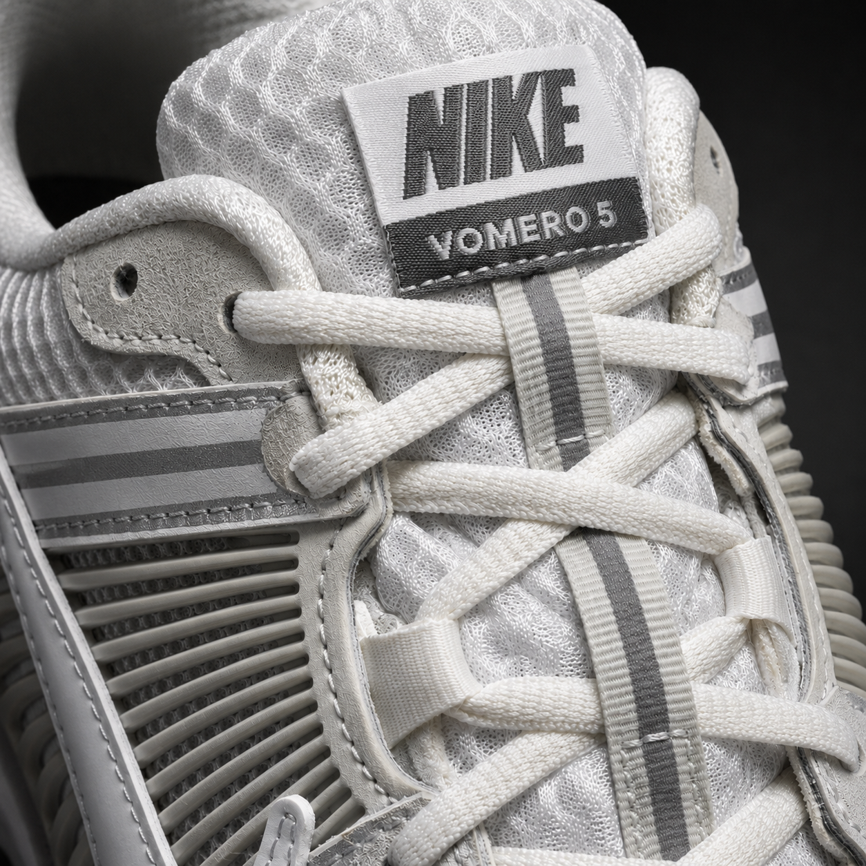 Nike Vomero 5 Grey Grey Beige, detalle de agujetas — Crazy!Duck Hype