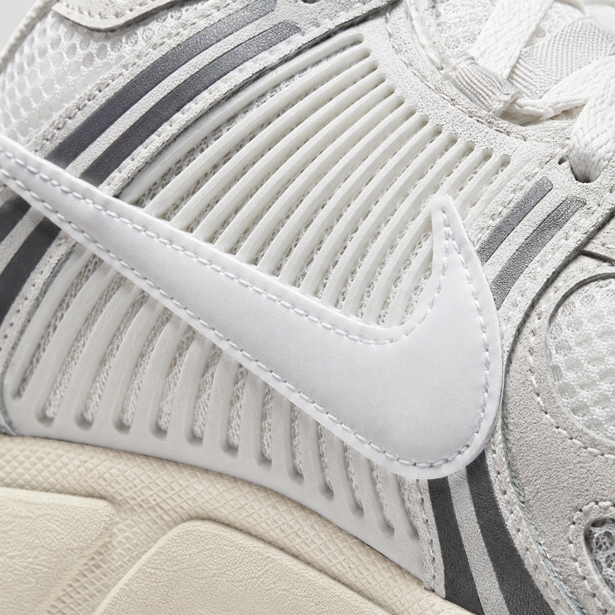 Nike Vomero 5 Grey Grey Beige, detalle de logo y material — Crazy!Duck Hype