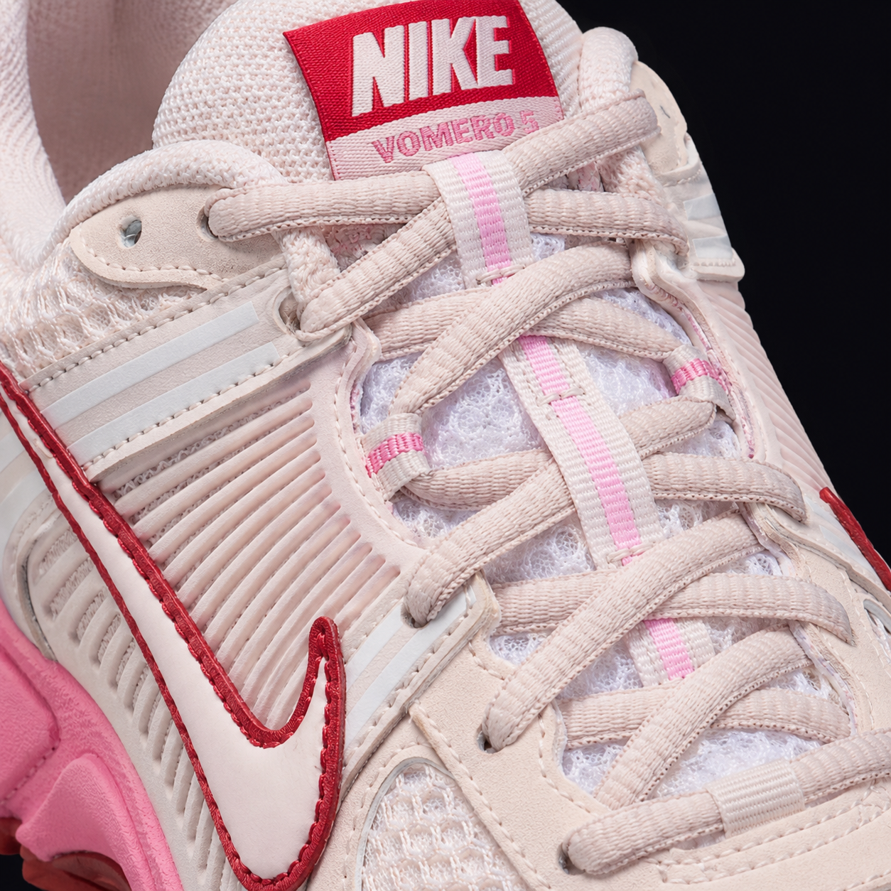 Nike Vomero 5 GS Silt Red, detalle de agujetas — Crazy!Duck Hype