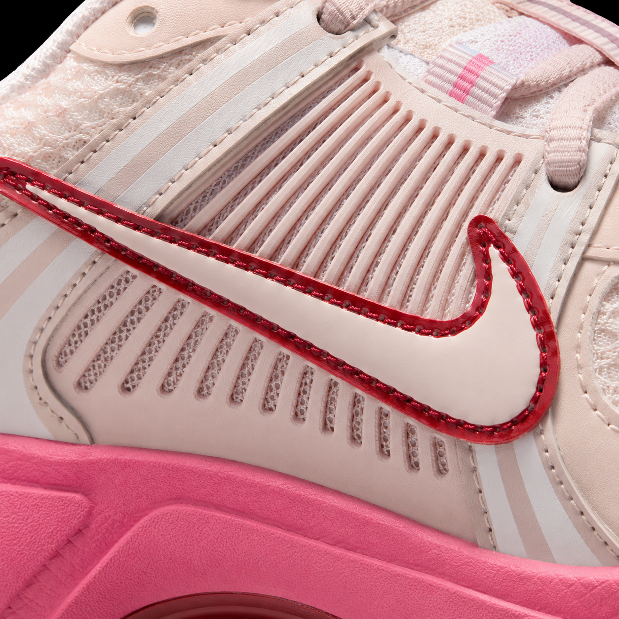 Nike Vomero 5 GS Silt Red, detalle de logo y material — Crazy!Duck Hype