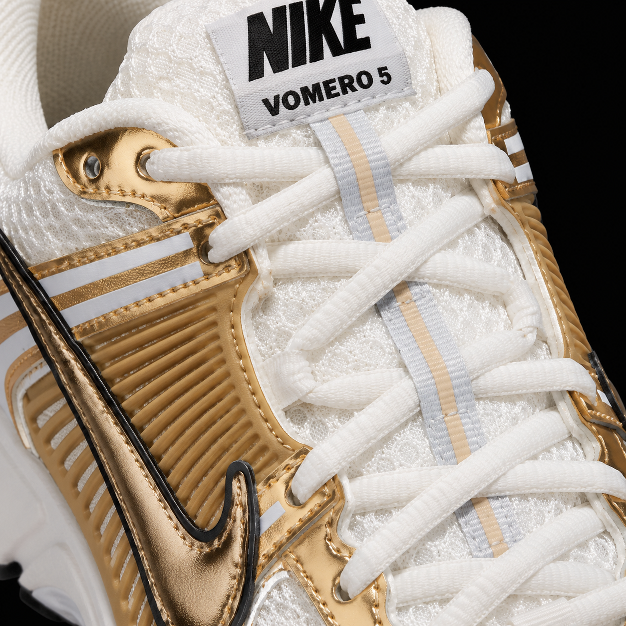 Nike Vomero 5 Metallic Gold, detalle de agujetas — Crazy!Duck Hype