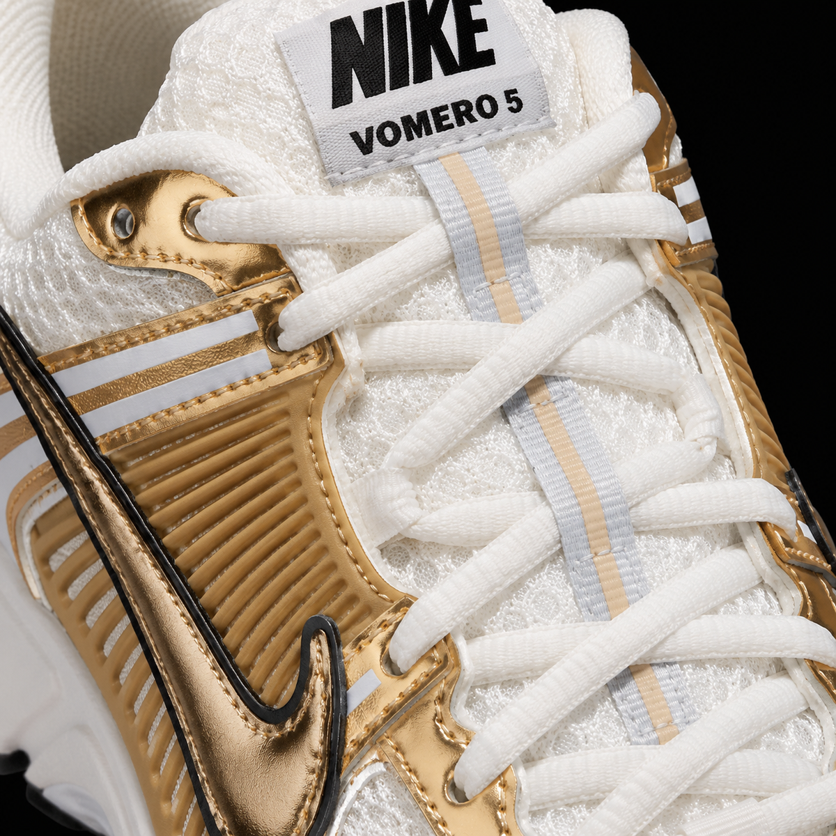 Nike Vomero 5 Metallic Gold, detalle de agujetas — Crazy!Duck Hype