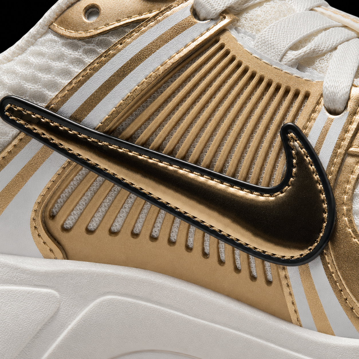 Nike Vomero 5 Metallic Gold, detalle de logo y material — Crazy!Duck Hype