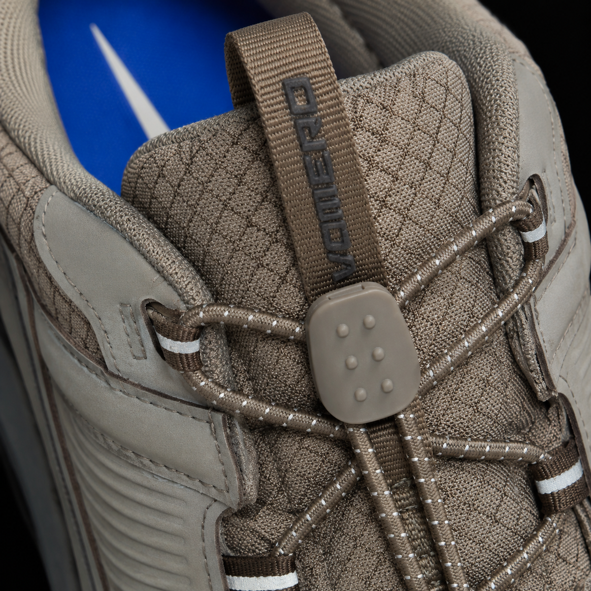 Nike Vomero 5 Metallic Platinum, detalle de agujetas — Crazy!Duck Hype
