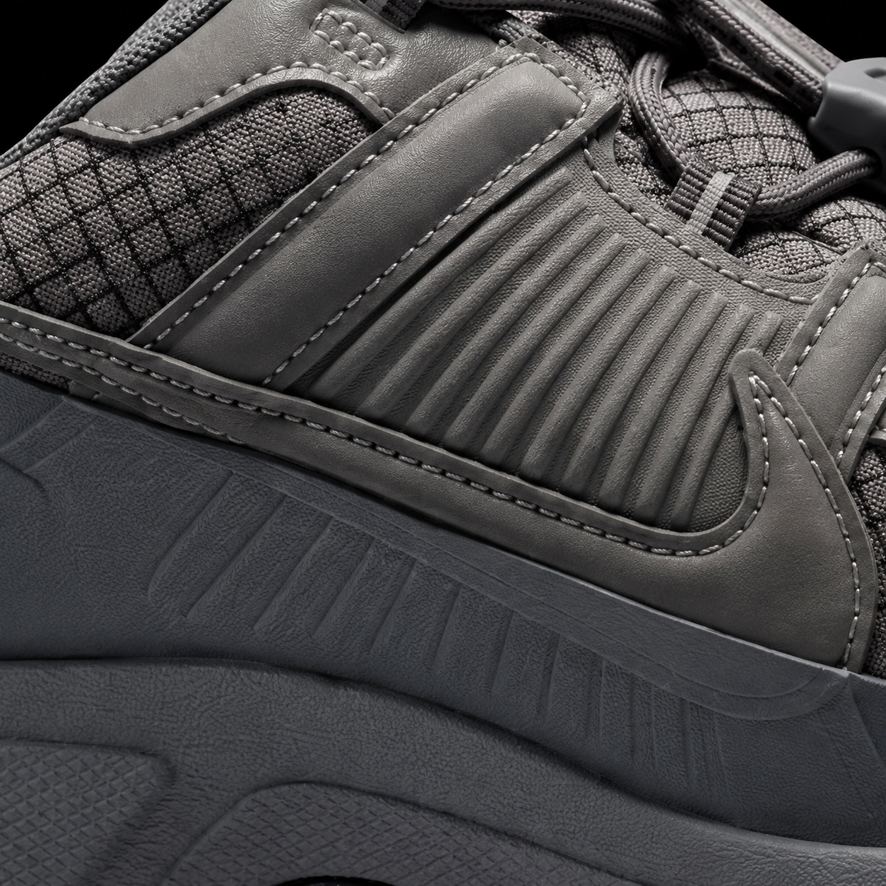 Nike Vomero 5 Metallic Platinum, detalle de logo y material — Crazy!Duck Hype