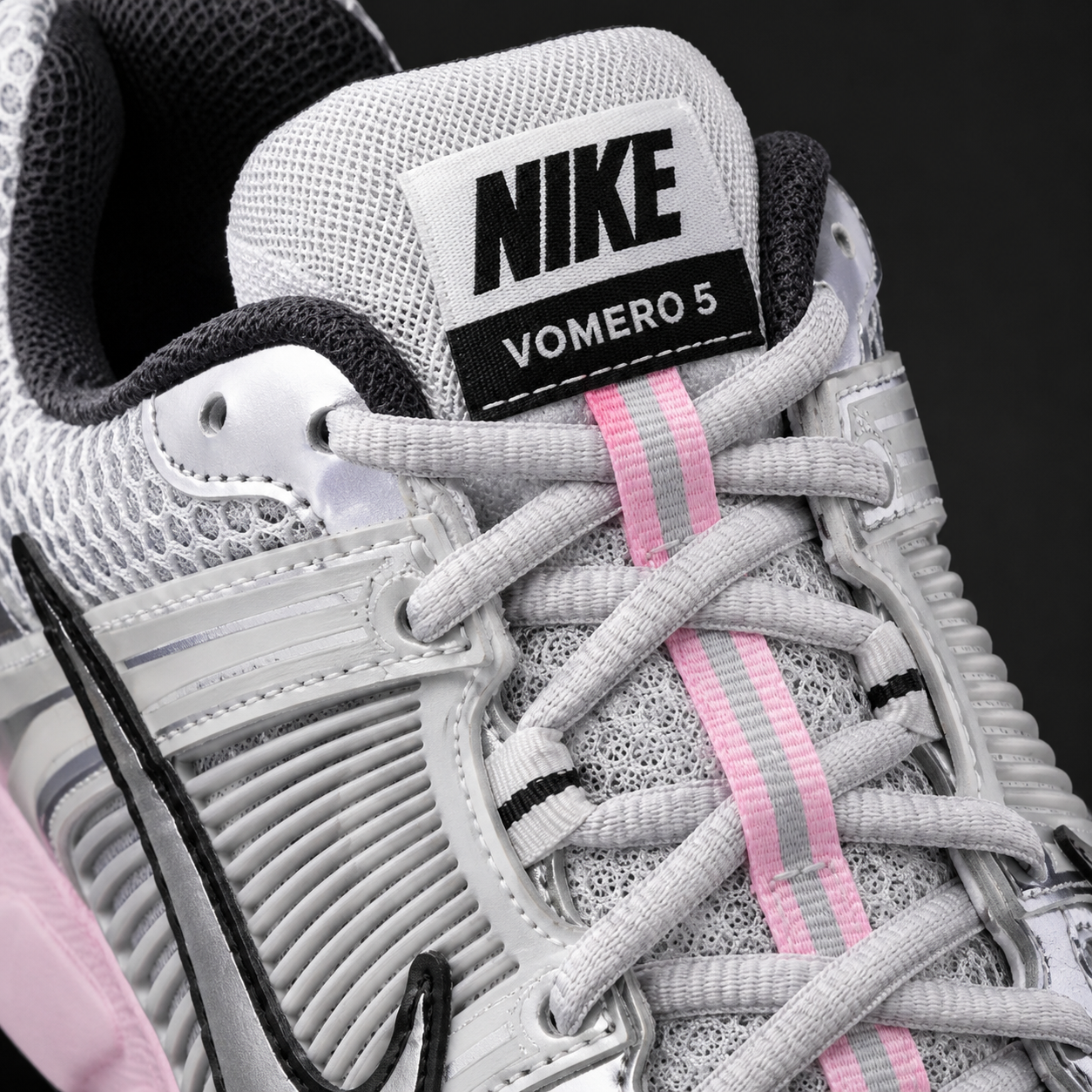 Nike Vomero 5 Metallic Silver Photon Dust Pink, detalle de agujetas — Crazy!Duck Hype