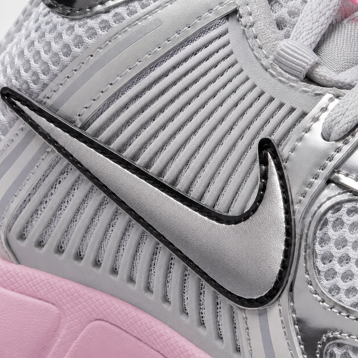 Nike Vomero 5 Metallic Silver Photon Dust Pink, detalle de logo y material — Crazy!Duck Hype