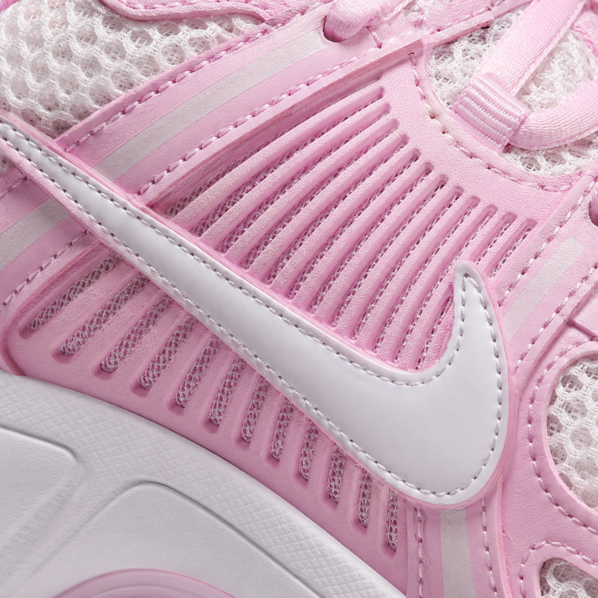 Nike Vomero 5 White Pink, detalle de logo y material — Crazy!Duck Hype