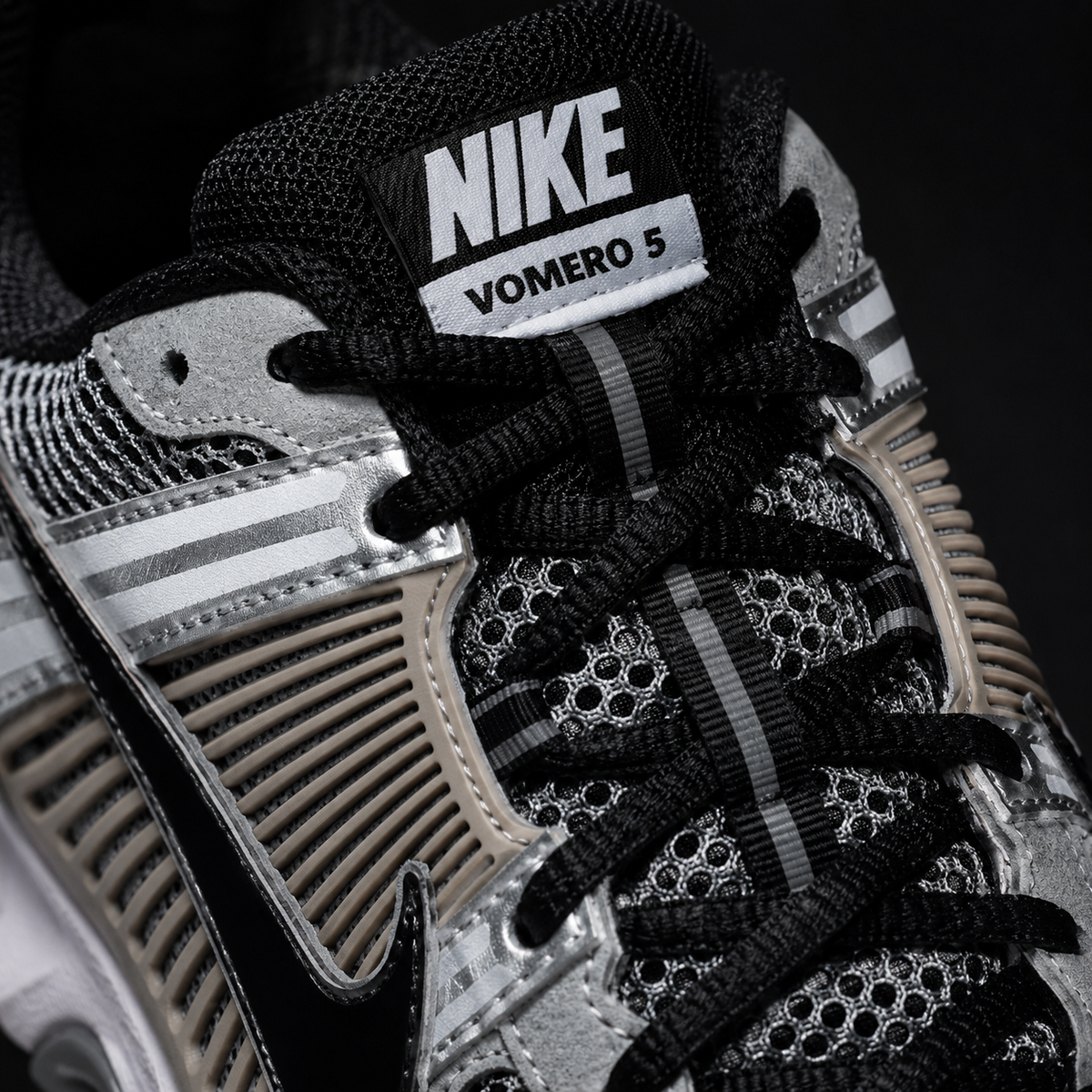 Nike Vomero 5 Wolf Metallic Silver, detalle de agujetas — Crazy!Duck Hype